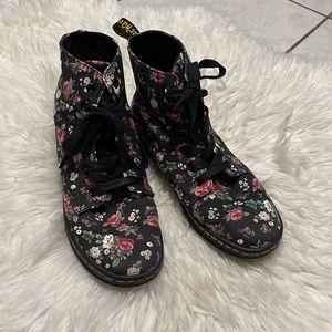 Dr. Martens Hackney Black Vintage Victorian Rose Canvas Boots Size 7